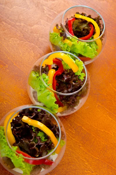Salada saborosa servida em copos — Fotografia de Stock