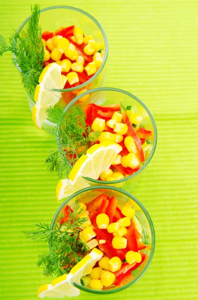 Köstlicher Salat auf dem Teller — Stockfoto