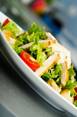 Restoranda servis edilen sezar salatası.