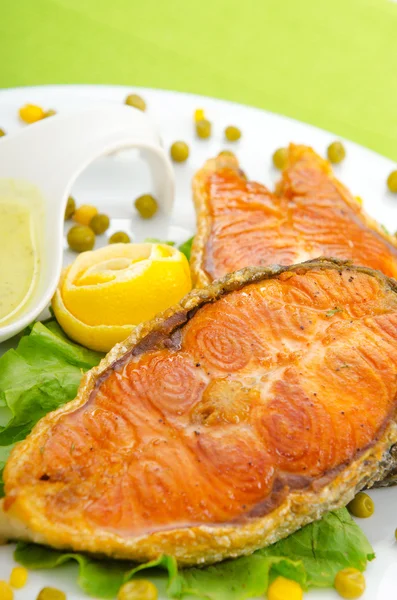 Жареный лосось в тарелке — стоковое фото