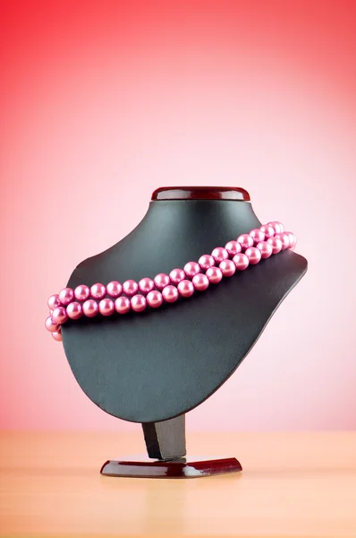 Stojan s náhrdelník v módní koncept — Stock fotografie