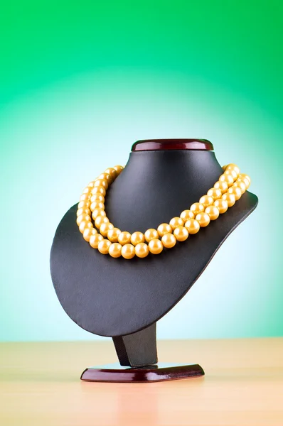 Ständer mit Halskette im Modekonzept — Stockfoto