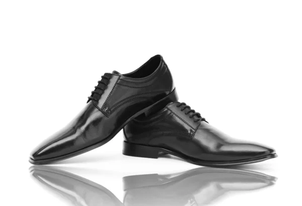 Концепція моди з чоловічим взуттям на білому — стокове фото