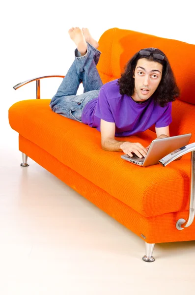 Estudiante trabajando con portátil sentado en el sofá — Foto de Stock