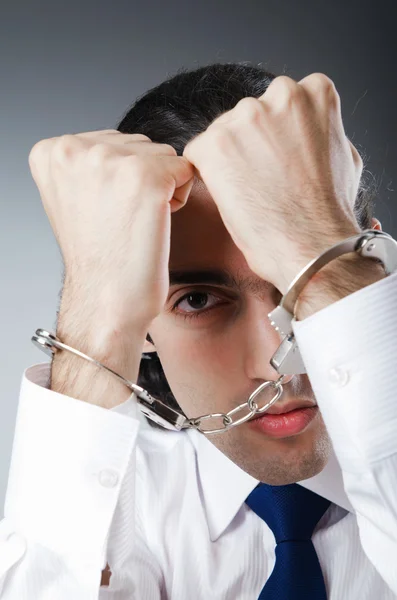 Бизнесмен в наручниках за свои преступления — стоковое фото