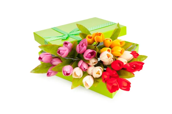 Květiny a dárková krabička izolované na bílé — Stock fotografie