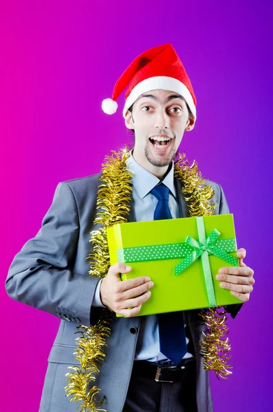 クリスマスのギフトを提供している実業家 — ストック写真
