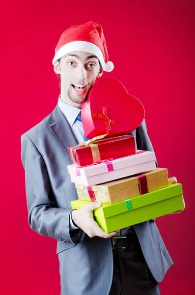 Geschäftsmann bietet Geschenke zu Weihnachten an — Stockfoto