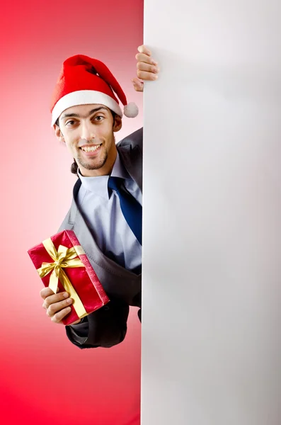 Бізнесмен у капелюсі Санта з порожнім повідомленням — стокове фото
