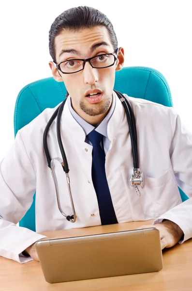 Médico varón trabajando en portátil —  Fotos de Stock