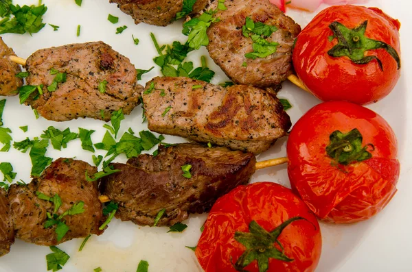 Kebabs servidos no prato — Fotografia de Stock