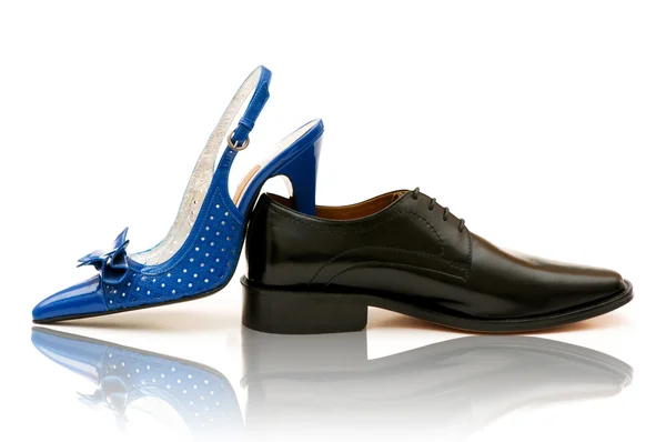 Mužské a ženské boty na bílém pozadí — Stock fotografie