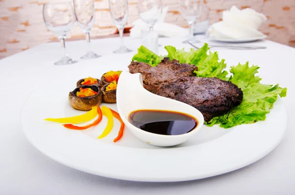 Jól megtett steak kerül felszolgálásra a lemez — Stock Fotó