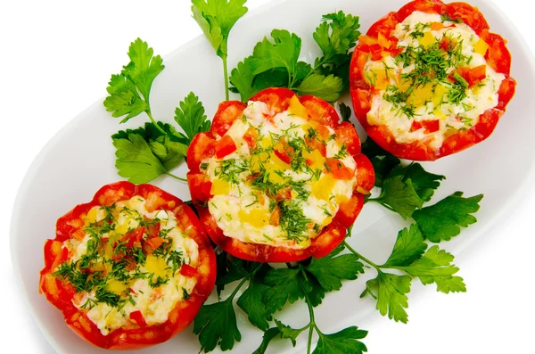 Tomaten gefüllt mit russischem Salat — Stockfoto