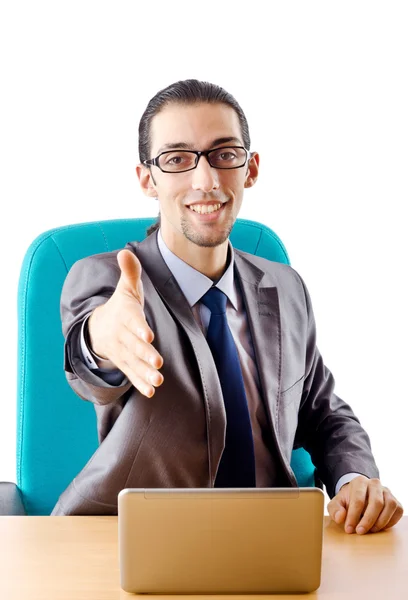 Biznesmen siedzi przy biurku — Zdjęcie stockowe