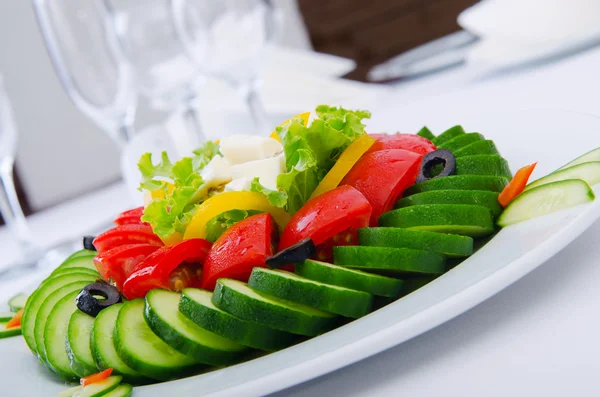 Огурец и томатный салат в тарелке — стоковое фото