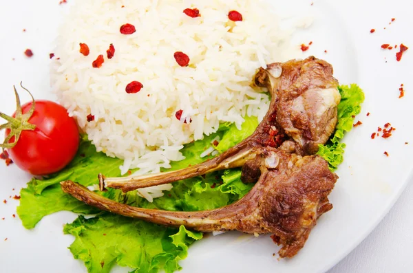 Lamm revbensspjäll med ris serveras i plattan — Stockfoto