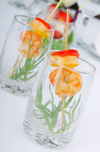 Glasses with king prawns — Stock Photo, Image