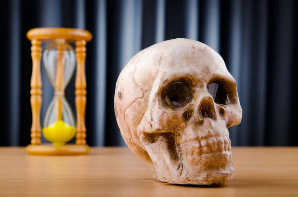 Concepto de muerte con reloj de arena y cráneo — Foto de Stock