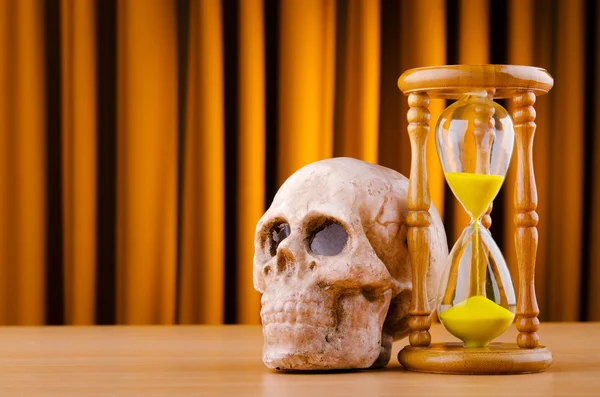Concepto de muerte con reloj de arena y cráneo —  Fotos de Stock