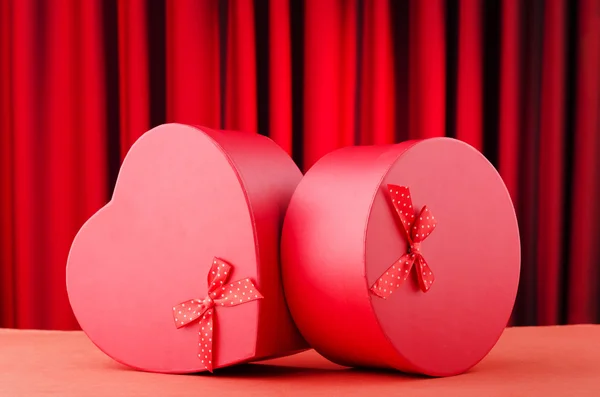 Caja de regalo en forma de corazón contra fondo —  Fotos de Stock