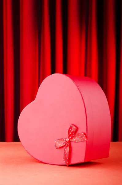 Herzförmige Geschenkschachtel vor Hintergrund — Stockfoto