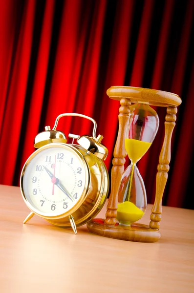 Koncepcja czasu z zegara i godzinę szkła — Zdjęcie stockowe