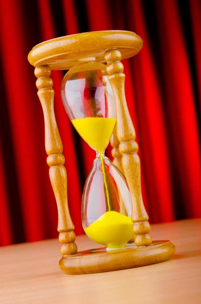 Zeitkonzept mit Stundenglas — Stockfoto