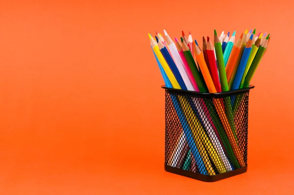 Tillbaka till skolan koncept med färgglada pennor — Stockfoto