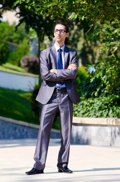 Jonge zakenman aan het straatbeeld — Stockfoto