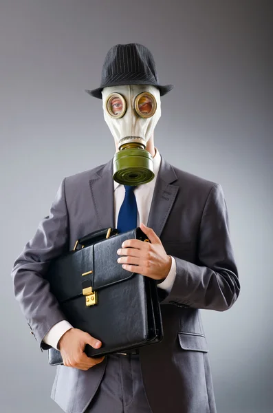 Homme d'affaires portant un masque à gaz — Photo