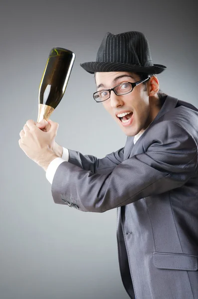 Affärsman med flaska champagne — Stockfoto