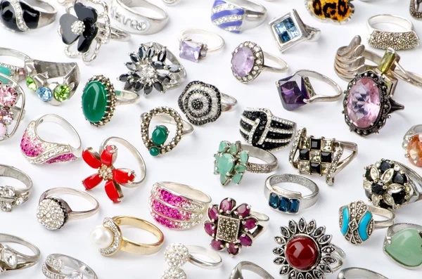 Seleção de muitos anéis preciosos — Fotografia de Stock