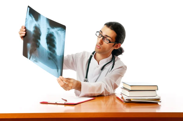 Médico varón mirando la imagen de rayos X — Foto de Stock