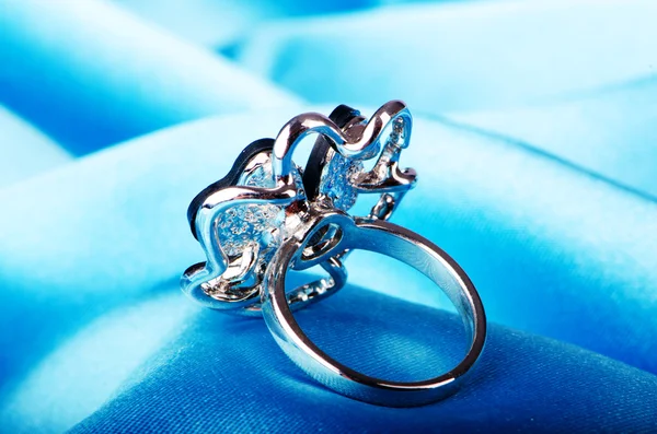Concepto de moda con anillo sobre fondo — Foto de Stock