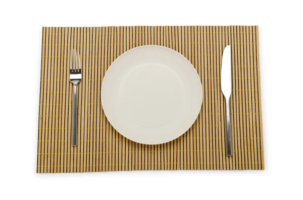 Placa e utensílios servidos na mesa — Fotografia de Stock