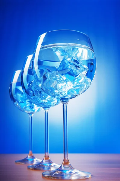 Woda w szklance przed tło gradientowe — Zdjęcie stockowe