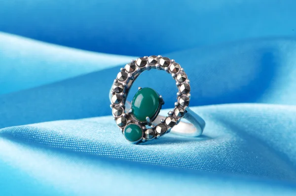 Pierścień Biżuteria na tle satyna — Zdjęcie stockowe