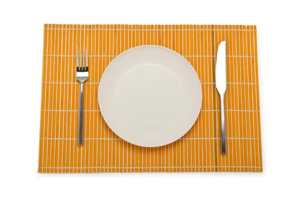 Piatto e utensili serviti sul tavolo — Foto Stock