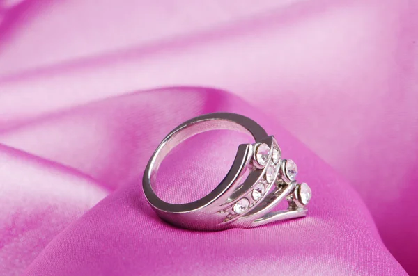 Šperky prsten na satén pozadí — Stock fotografie