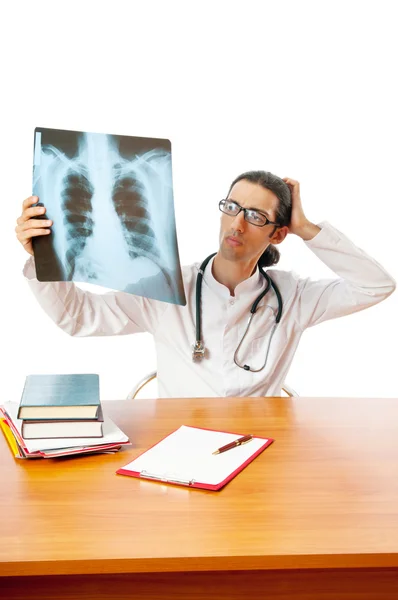 Médico masculino a olhar para a imagem de raios-x — Fotografia de Stock