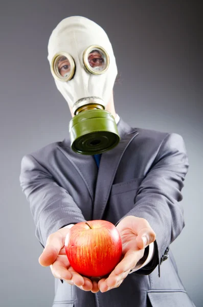 Бізнесмен з газовою маскою і яблуком — стокове фото