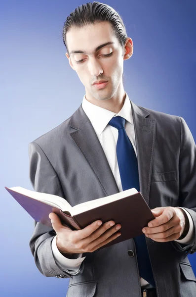 Empresário lendo o livro — Fotografia de Stock