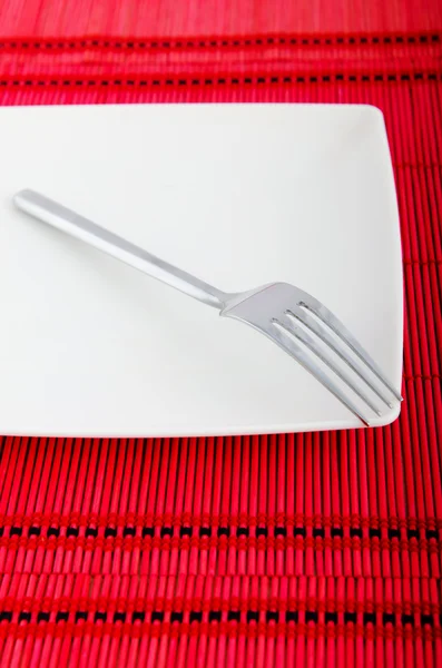 Çatal bıçaklı boş tabak — Stok fotoğraf