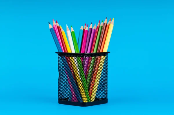 Kleurrijke potloden op de achtergrond — Stockfoto