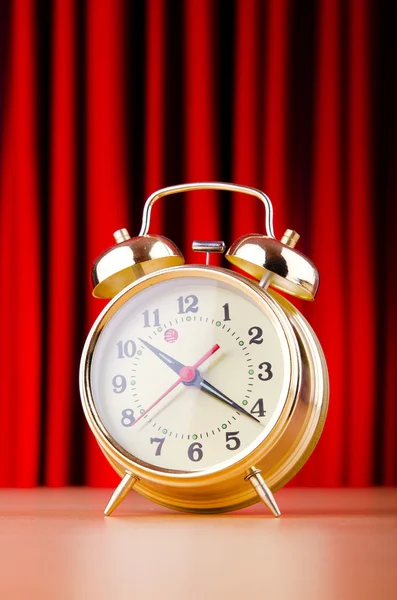 Alarm clock against curtain — Stockfoto