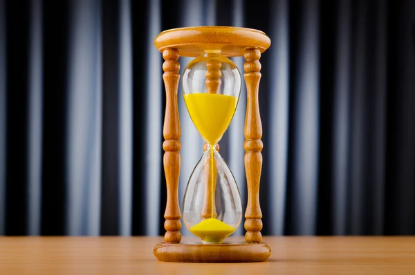 Zeitkonzept mit Stundenglas — Stockfoto