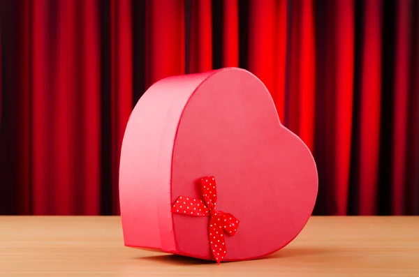 Pudełko na tle w kształcie serca — Zdjęcie stockowe