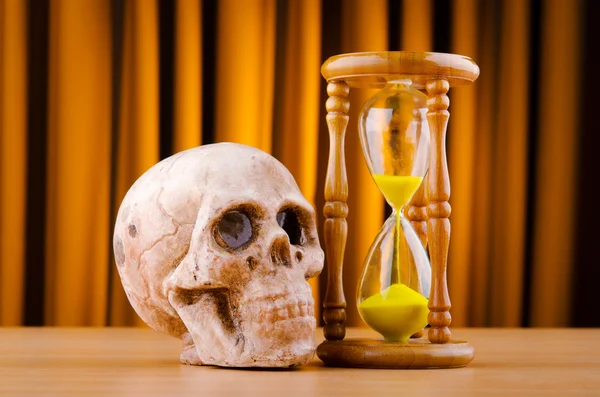 Concepto de muerte con reloj de arena y cráneo —  Fotos de Stock