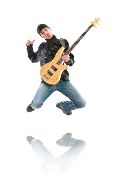 Гитарист, прыгающий в воздух — стоковое фото